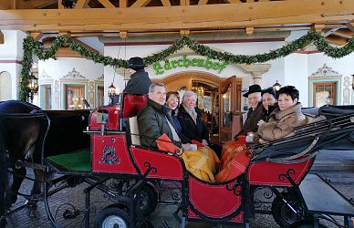 Geburtstags-Kutschenfahrt von Alt-LH Luis und Angelika Durnwalder, Erich und Hedi Pircher, Martin Unterrainer und Dr. Ulrike Kuppelwieser vom Lärchenhof zur Hundsbichl-Alm