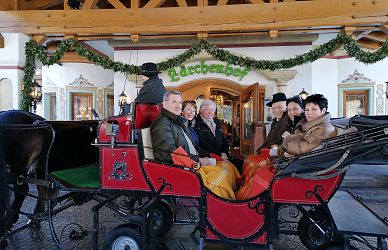 Geburtstags-Kutschenfahrt von Alt-LH Luis und Angelika Durnwalder, Erich und Hedi Pircher, Martin Unterrainer und Dr. Ulrike Kuppelwieser vom Lärchenhof zur Hundsbichl-Alm