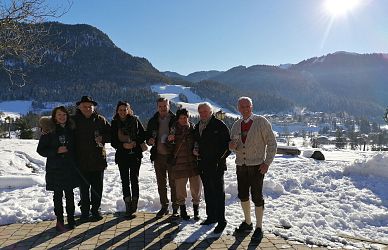 Dr. Ulrike Kuppelwieser, Alt-LH Luis und Angelika Durnwalder, Erich und Hedi Pircher, Martin Unterrainer und Leo Jöchl vor der Hundsbichl-Alm mit Blick zum Lärchenhof