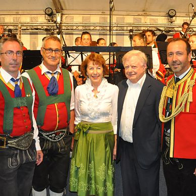 Vor dem brillanten Konzert der Stadtmusikkapelle Wilten in Erpfendorf: Kpm. Hannes Langreiter, BMK-Obmann Stefan Aigner, Dr. Ulrike Kuppelwieser, Martin Unterrainer und der Wiltener Kpm. Raimund Walder