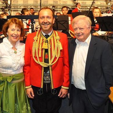 Dr. Ulrike Kuppelwieser, Kapellmeister Raimund Walder und Martin Unterrainer vor dem Konzert der Stadtmusikkapelle Wilten in Erpfendorf
