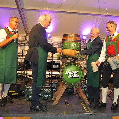 Gute Laune beim Fassanstich bei BMK-Obmann Stefan Aigner, Bgm. Gerhard Obermüller, Martin Unterrainer und Kpm. Hannes Langreiter