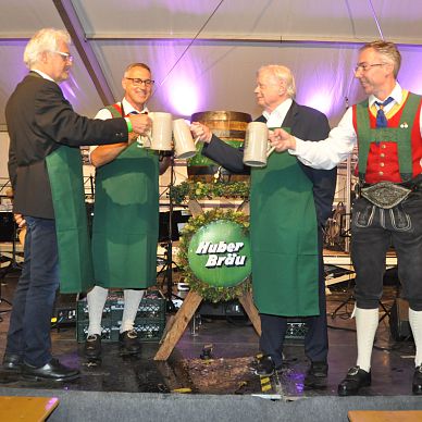 Prosit auf ein gelungenes Fest von Bgm. Gerhard Obermüller, BMK-Obmann Stefan Aigner, Martin Unterrainer und Kpm. Hannes Langreiter