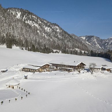 Die Hundsbichl Alm im weißen Kleid