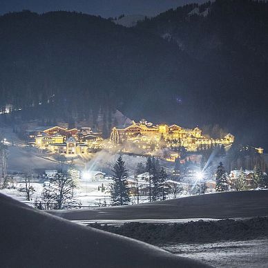 Der Lärchenhof bei Nacht – Blick von der Hundsbichl Alm