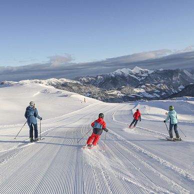 skiing at the Steinplatte