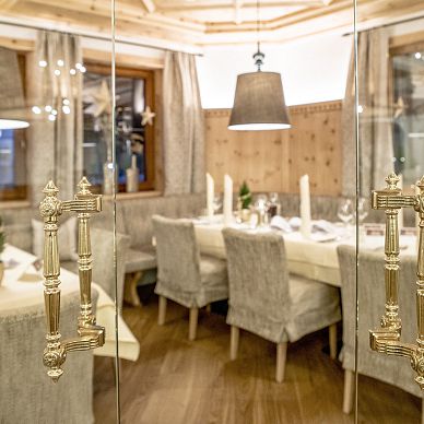 Hotel dining hall – Swiss pine snug